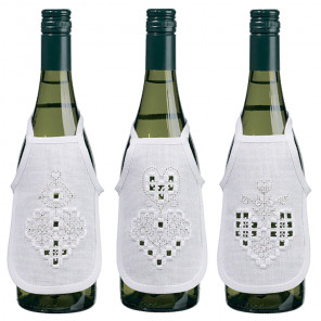 Белые сердечки Набор для вышивания фартучков на бутылку в технике хардангер PERMIN